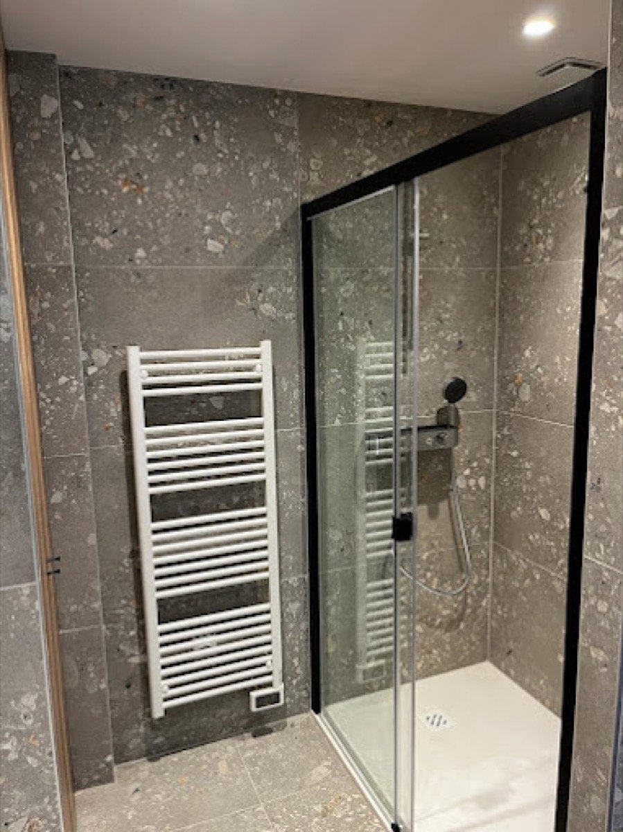 Douche carrelée avec finitions propres