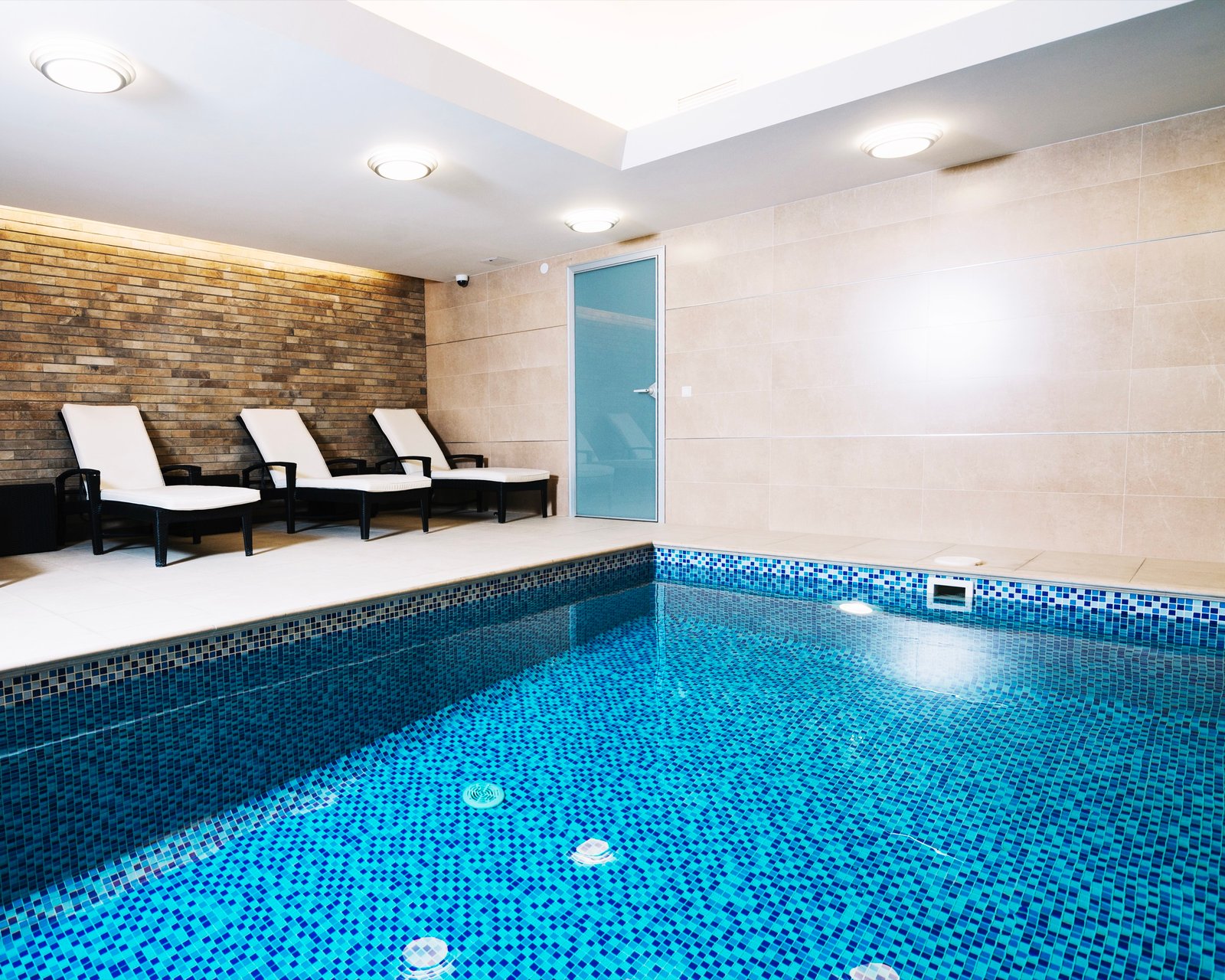Carrelage autour d’une piscine intérieure